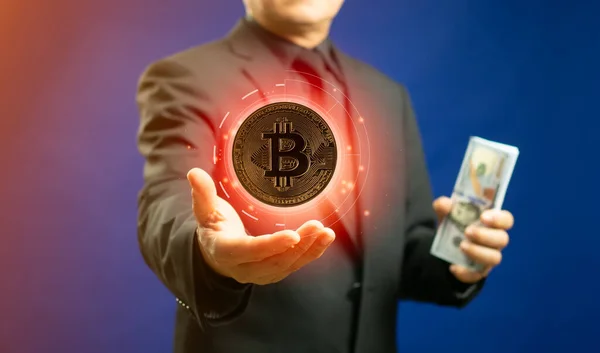 Empresário Mostrando Moeda Ouro Bitcoin Criptomoeda Notas Dólar Com Conceito — Fotografia de Stock
