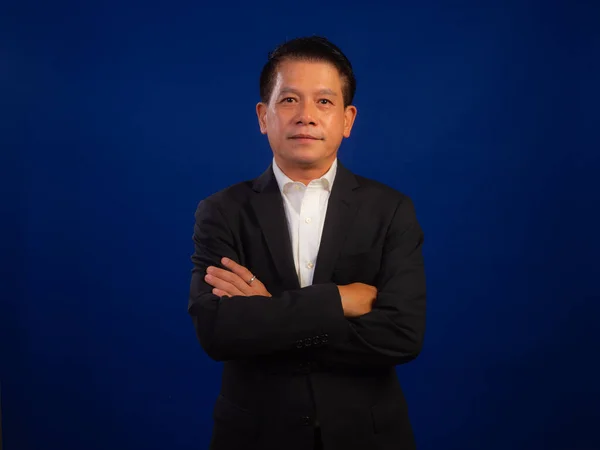 Portré Okos Középkorú Ázsiai Magabiztos Sikeres Üzletember Öltönyt Visel Kék — Stock Fotó