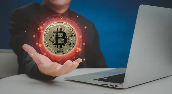 Biznesmen Pokazuje Złota Bitcoin Krypto Waluty Laptopa Koncepcji Technologii Blockchain — Zdjęcie stockowe