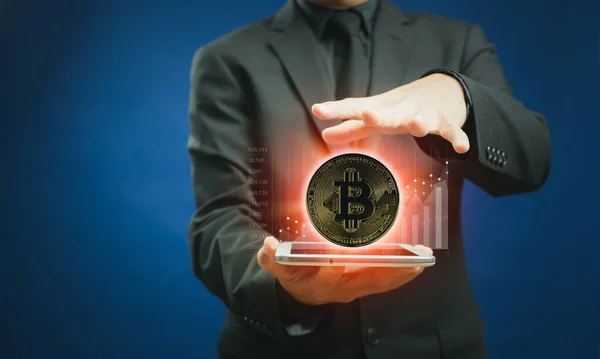 ブロックチェーン技術の概念を持つ黄金のビットコイン暗号通貨とタブレットを示すビジネスマン デジタル資産仮想市場への電子マネー投資 将来の世界での商業取引 — ストック写真