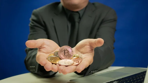 Biznesmen Pokazuje Złota Bitcoin Krypto Waluty Laptopa Koncepcji Technologii Blockchain — Zdjęcie stockowe