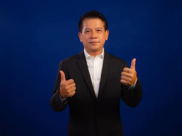 Portrét Inteligentní Středního Věku Asijské Sebevědomý Úspěšný Podnikatel Obleku Ukazující — Stock fotografie