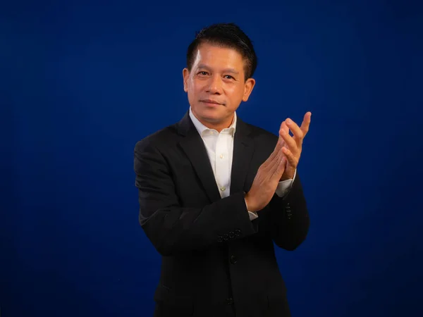 Portret Inteligentnego Średnim Wieku Azjatyckiego Pewnego Siebie Biznesmena Garniturze Oklaskującego — Zdjęcie stockowe