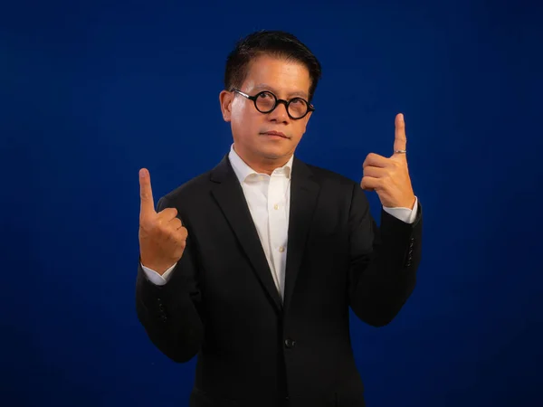 Portré Okos Középkorú Ázsiai Magabiztos Üzletember Öltönyt Visel Ujjal Felfelé — Stock Fotó