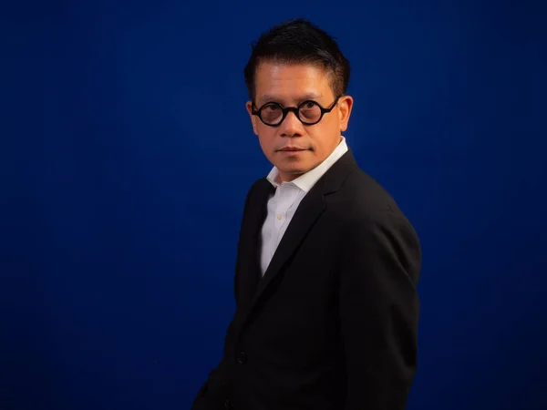 Portret Inteligentny Średnim Wieku Azjatycki Pewny Siebie Biznesmen Noszący Garnitur — Zdjęcie stockowe