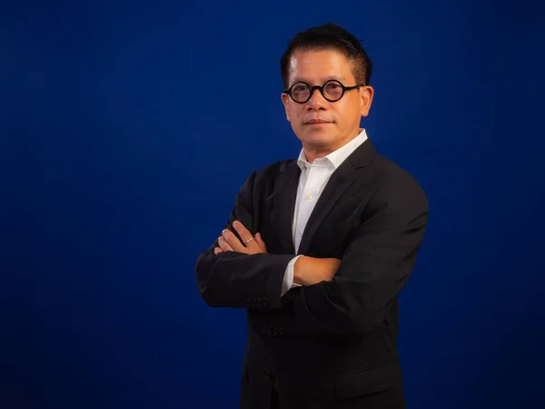 Portrét Chytrého Asijského Sebevědomého Úspěšného Podnikatele Středního Věku Obleku Rukou — Stock fotografie