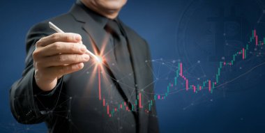 İşadamı ya da tüccar, büyüyen sanal hologram bitcoin kripto para birimi stoğuna işaret ediyor. Engelleme teknolojisi, dijital varlığa elektronik para yatırımı, gelecekteki küresel ticarette ticaret.