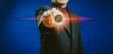 Başarılı iş adamı, altın bitcoin kripto para göstererek blok zinciri teknolojisi kavramını, dijital varlık sanal pazarına elektronik para yatırımı, gelecekteki küresel ticaret ticareti