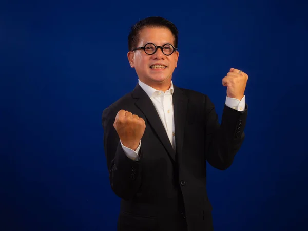 Portræt Glad Midaldrende Asiatisk Selvsikker Succesfuld Forretningsmand Iført Jakkesæt Fejrer - Stock-foto