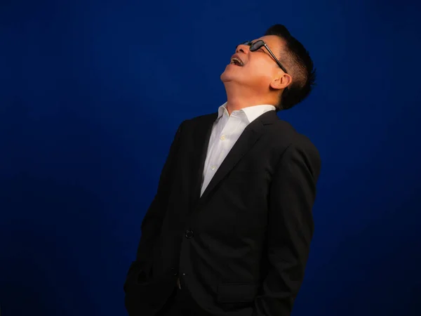 Portré Boldog Középkorú Ázsiai Magabiztos Üzletember Öltönyt Visel Ünneplő Kék — Stock Fotó