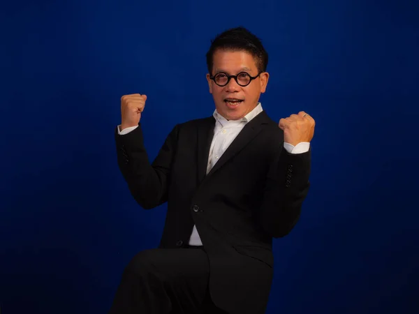 Portré Boldog Középkorú Ázsiai Magabiztos Üzletember Öltönyt Visel Ünneplő Kék — Stock Fotó