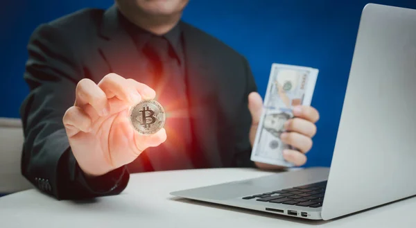 Zakenman Toont Gouden Bitcoin Crypto Valuta Dollar Rekeningen Met Blockchain — Stockfoto