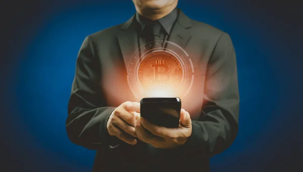 Sanal hologram bitcoin kripto para birimini akıllı telefondan seçen iş adamı. Engelleme teknolojili telefon, dijital varlık pazarına elektronik para yatırımı, gelecekteki küresel ticarette ticaret.