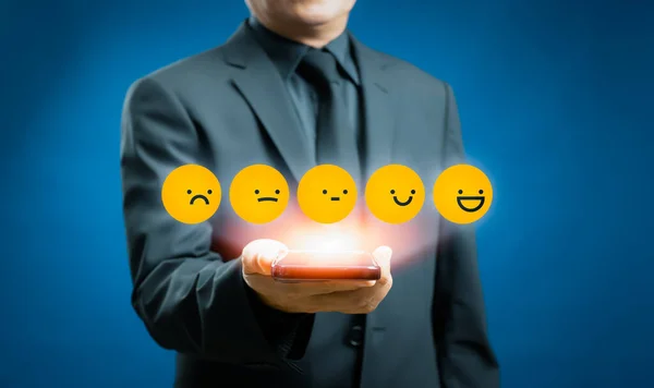 业务人员或客户对虚拟触摸屏上的服务经验给予评级 并通过对满意度反馈调查 客户服务评价概念的反思来考虑面部情绪 — 图库照片