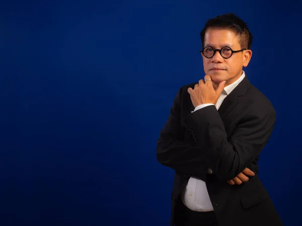 Porträtt Smart Medelålders Asiatisk Säker Framgångsrik Affärsman Bär Kostym Tänker — Stockfoto