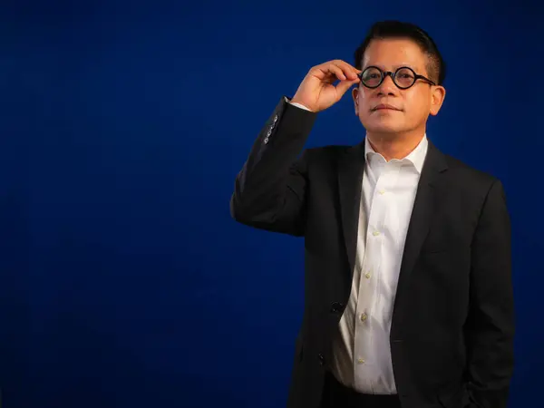 Портрет Розумного Азіатського Бізнесмена Середнього Віку Який Стоїть Копійкою Синьому — стокове фото
