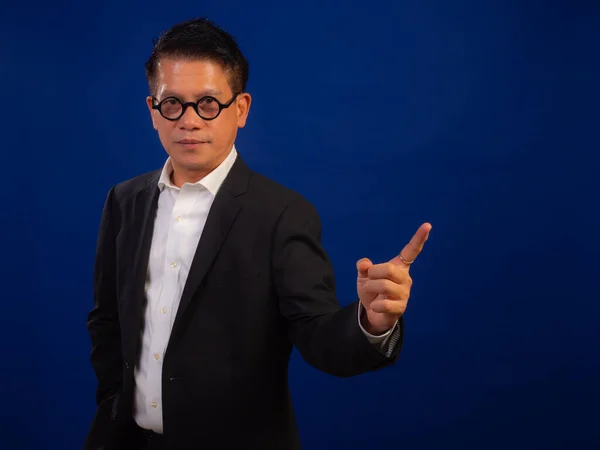Porträtt Smart Medelålders Asiatisk Säker Framgångsrik Affärsman Bär Kostym Peka — Stockfoto