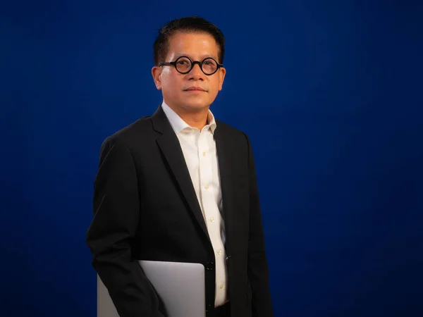 Portré Okos Középkorú Ázsiai Magabiztos Sikeres Üzletember Visel Öltöny Gazdaság — Stock Fotó