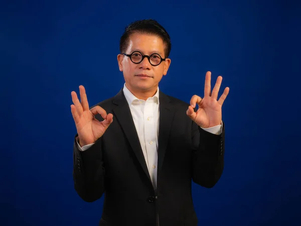 Portré Okos Középkorú Ázsiai Magabiztos Üzletember Öltönyt Visel Rendben Jel — Stock Fotó