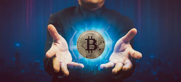 ブロックチェーン技術の概念で黄金のビットコイン暗号通貨を示す成功したビジネスマン デジタル資産仮想市場への電子マネー投資 将来の世界での商業取引 — ストック写真