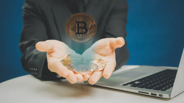 Üzletember Bemutatja Arany Bitcoin Crypto Valuta Laptop Blockchain Technológiai Koncepció — Stock Fotó