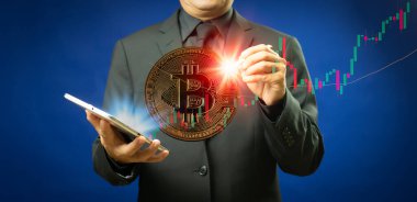 İşadamı ya da tüccar, büyüyen sanal hologram bitcoin kripto para birimi stoğuna işaret ediyor. Engelleme teknolojisi, dijital varlığa elektronik para yatırımı, gelecekteki küresel ticarette ticaret.