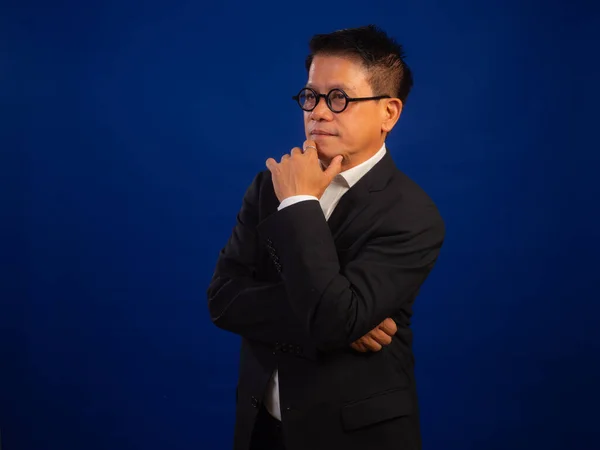 Portré Okos Középkorú Ázsiai Magabiztos Üzletember Öltönyt Visel Gondolkodás Valami — Stock Fotó