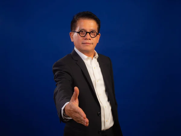 Portré Okos Középkorú Ázsiai Magabiztos Üzletember Öltönyt Visel Kézfogást Mint — Stock Fotó