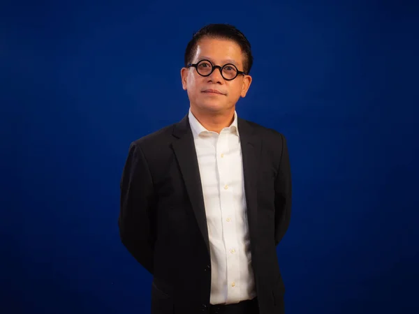 Портрет Розумного Азіатського Бізнесмена Середнього Віку Який Стоїть Синьому Фоні — стокове фото