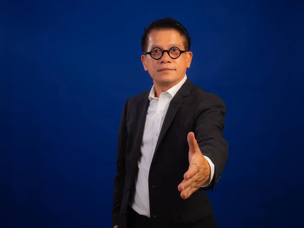 Portré Okos Középkorú Ázsiai Magabiztos Üzletember Öltönyt Visel Kézfogást Mint — Stock Fotó