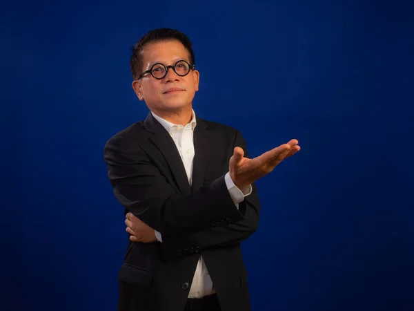 Portrét Chytrého Asijského Sebevědomého Úspěšného Podnikatele Středním Věku Obleku Představuje — Stock fotografie