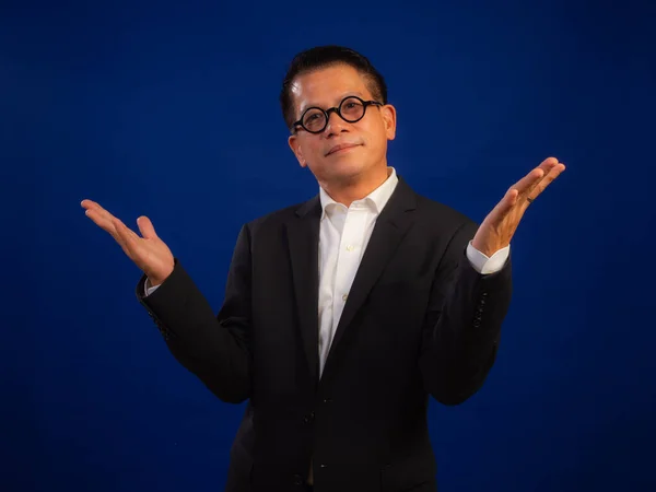 Portret Inteligentnego Średnim Wieku Azjatyckiego Pewnego Siebie Biznesmena Garniturze Powitalnym — Zdjęcie stockowe