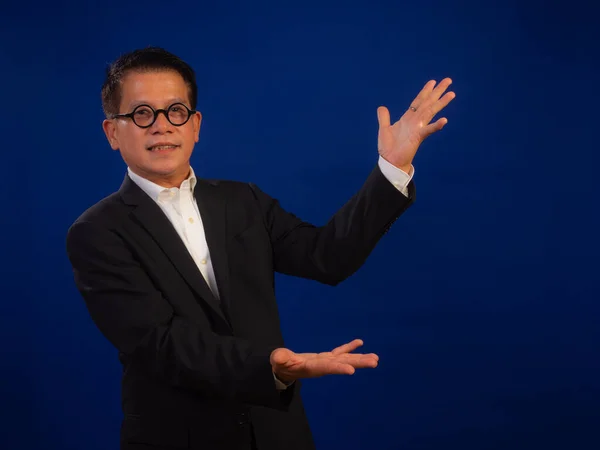 Porträt Eines Smarten Asiatischen Geschäftsmannes Mittleren Alters Der Selbstbewusst Und — Stockfoto