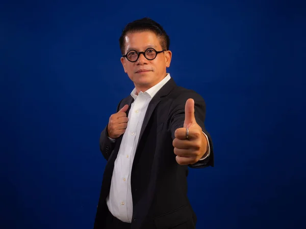Porträtt Smart Medelålders Asiatisk Säker Framgångsrik Affärsman Bär Kostym Visar — Stockfoto
