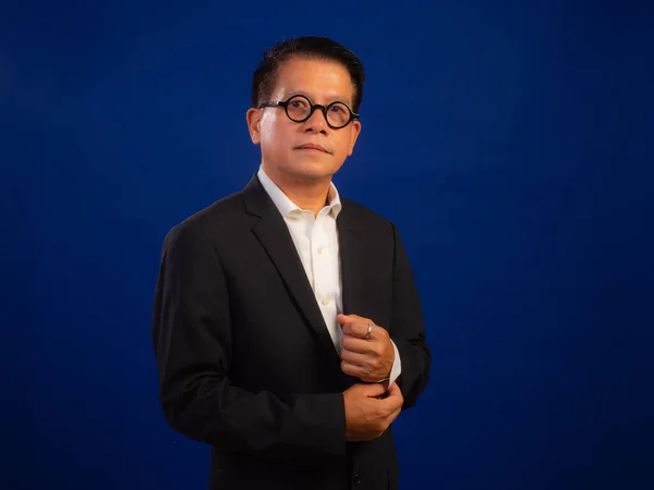 Portré Okos Középkorú Ázsiai Magabiztos Sikeres Üzletember Öltönyt Visel Kék — Stock Fotó