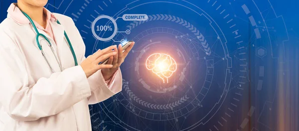 Kobieta Lekarz Stetoskopem Ukazującym Wirtualny Hologram Ludzkiego Mózgu Swoim Smartfonie — Zdjęcie stockowe