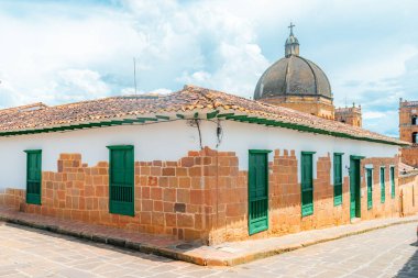 Barichara Santander 'in köşesinde taş duvarları ve kil kiremitleri olan bir ev.