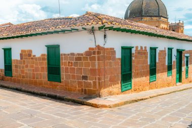 Barichara Santander 'in köşesinde taş duvarları ve kil kiremitleri olan bir ev.