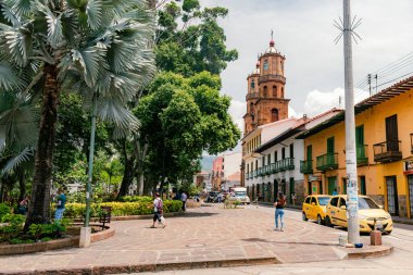 San Gil, Santander, Kolombiya, 26 Nisan 2024, güneşli bir günde San Gil ana parkının köşesinde arka planda katedralin manzarası var.