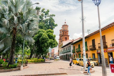 San Gil, Santander, Kolombiya, 26 Nisan 2024, güneşli bir günde San Gil ana parkının köşesinde arka planda katedralin manzarası var.
