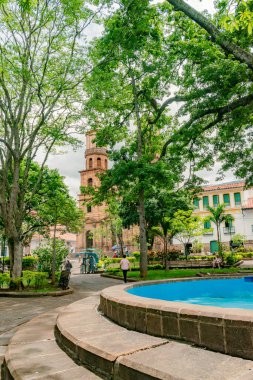 San Gil, Santander, Kolombiya, 26 Nisan 2024, ana parktan San Gil Katedrali 'nin panoramik manzarası