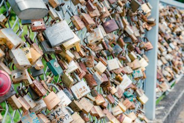 San Gil, Santander, Kolombiya, 26 Nisan 2024, San Gil 'deki Fonce Nehri üzerindeki bir köprünün parmaklıklarına yerleştirilen birkaç asma kilidin yan görüntüsü.