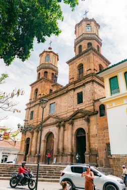 San Gil, Santander, Kolombiya, 26 Nisan 2024, güneşli bir günde San Gil 'in ana katedrali şehir manzarası.