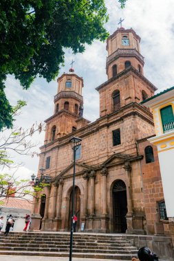 San Gil, Santander, Kolombiya, 26 Nisan 2024, güneşli bir günde San Gil 'in ana katedrali şehir manzarası.