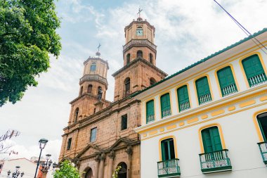 San Gil, Santander, Kolombiya, 26 Nisan 2024, güneşli bir günde San Gil 'in ana katedrali şehir manzarası.