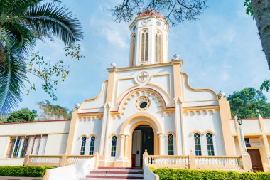 San Joaquin, Santander, Kolombiya, Mayıs 01, 2024, güneşli bir günde, San Joaquin Belediyesi 'nin ana tapınağı parkın kenarından görülüyor.