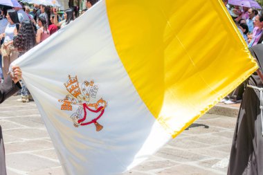Mogotes, Santander, Kolombiya, 2 Haziran 2024, Corpus Christi kutlamaları sırasında Vatikan şehrinin sokaklarında bir grup rahibe bayrağı taşıyor.