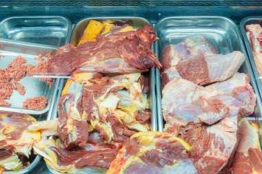 Kolombiya 'daki bir meydanda, soğutuculu vitrinde paslanmaz çelik tepsilerde sarımsı yağlı sığır eti..