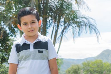 Kolombiyalı bir köylünün yarı vücut portresi güneşli bir arazide, arka plan bulanık ve mesaj eklemek için yer var.