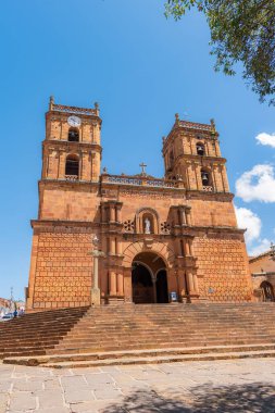 Barichara, Santander, Kolombiya, 11 Ekim 2024 Barichara katedralinin ana meydandaki dikey fotoğrafı. Bu tarihi bina taş ve kerpiç tekniklerinden yapılmıştır. Birçok turist güneşli günün ve mimarinin tadını çıkarırken görülebilir..